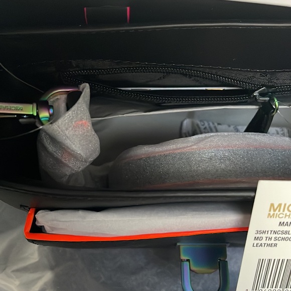 authentic Michael Kors Manhattan Medium Contrast- Trim black leather satchel - Picture 8 of 8